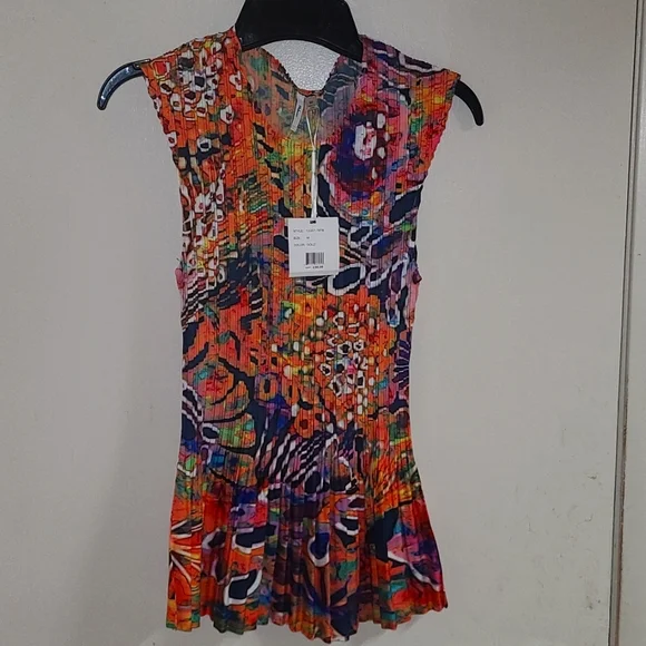 Milano short sleeve accordion fabric blouse. - Picture 1 of 2